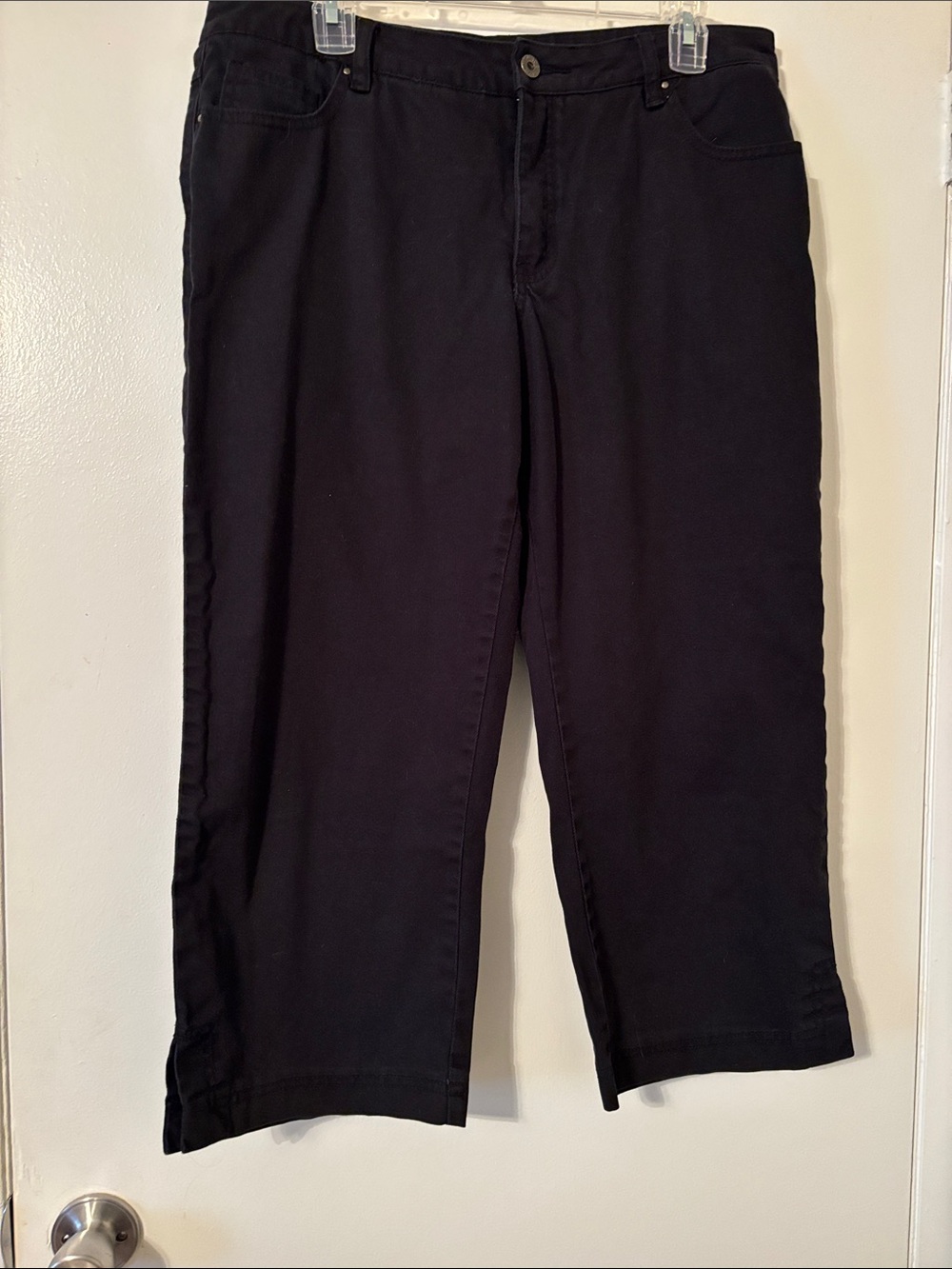 Monroe & Main Black Cropped Ankle Jeans